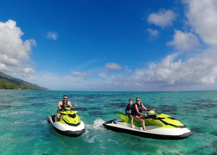 Activité en famille à Moorea - couple et enfant faisant du jet ski dans la baie de Cook à Moorea.
