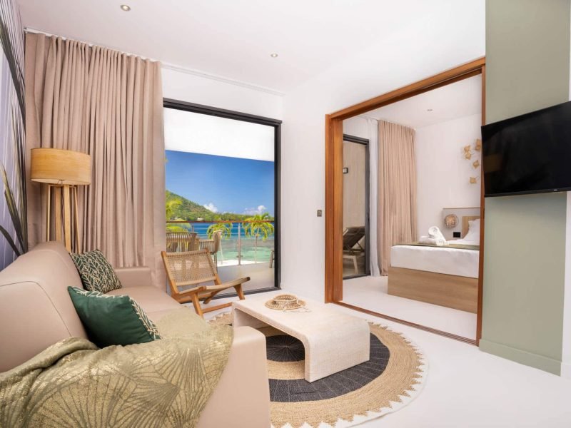 Hôtel Cook’s Bay 3* à Moorea. Coin salon d'une Suite 1 chambre à l'étage avec vue sur la baie de Cook et le lagon.