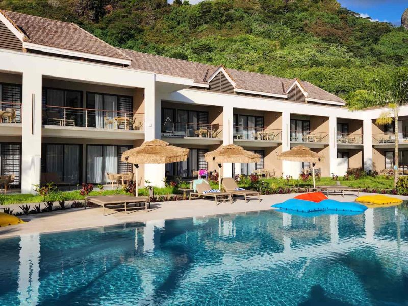 Hôtel Cook's Bay 3* à Moorea - vue sur la piscine et le bâtiment des chambres