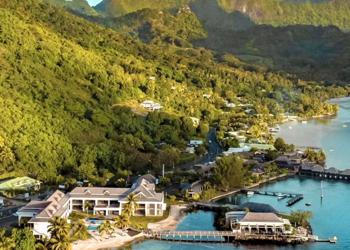 Hôtel Cook's Bay 3* à Moorea - Vue aérienne et générale sur l'hôtel, la baie de Cook, et la montagne percée en arrière plan.