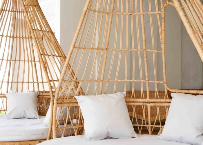 subtiles-tahiti-moorea-hotel-cooks-bay-7©cooks-bay Hôtel Cook’s Bay 3* à Moorea. Fauteuils / canapés en rotin dans le salon de l'hôtel.