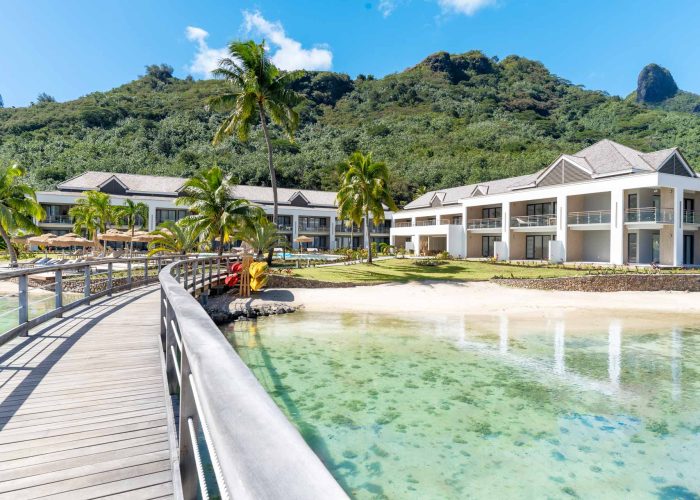 Hôtel Cook’s Bay 3* à Moorea. Vue générale sur l'hôtel depuis le ponton. Montagne en arrière plan.