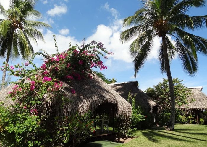 Hôtel Hibiscus 2* à Moorea. Extérieur d'un bungalow jardin.