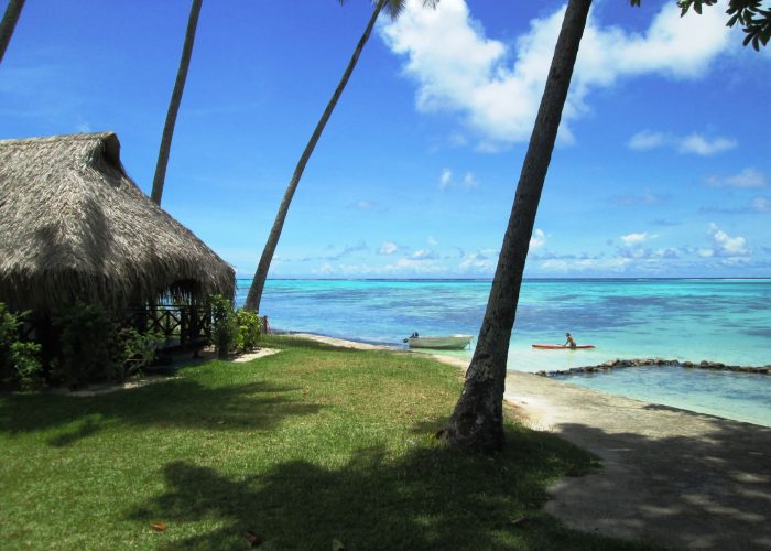 Hôtel Hibiscus 2* à Moorea. Extérieur d'un Bungalow vue Lagon.