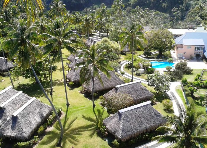 Hôtel Hibiscus 2* à Moorea. Vue aérienne générale sur l'hôtel, bungalows jardin et piscine.