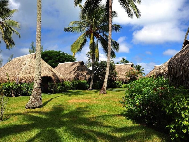 Hôtel Hibiscus 2* à Moorea. Vue extérieure de bungalows jardin.