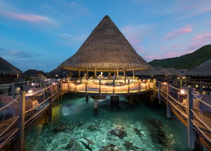 subtiles-tahiti-moorea-hotel-hilton-lagoon-resort-and-spa-11©hilton-moorea Hôtel Hilton Lagoon Resort & Spa 5* à Moorea. Restaurant crêperie Toatea sur Pilotis.