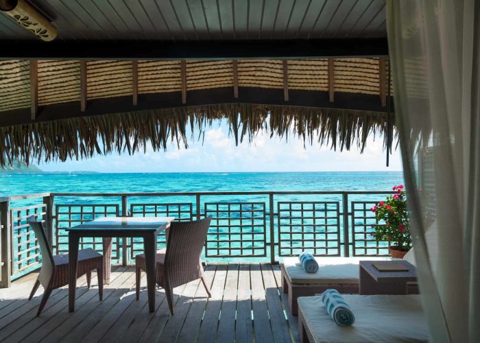 Hôtel Hilton Lagoon Resort & Spa 5* à Moorea. Terrasse d'un bungalow sur pilotis, avec vue sur le lagon turquoise.