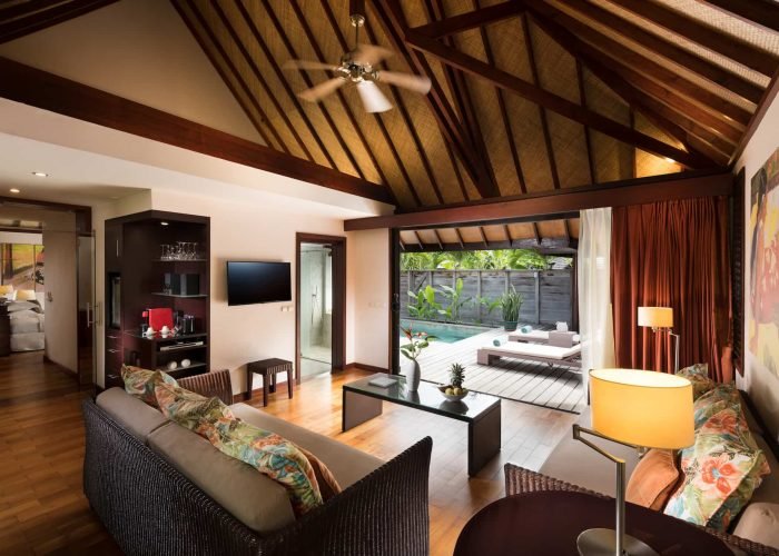 subtiles-tahiti-moorea-hotel-hilton-lagoon-resort-and-spa-16©hilton-moorea Hôtel Hilton Lagoon Resort & Spa 5* à Moorea. Salon d'un Bungalow Deluxe jardin avec piscine privée.