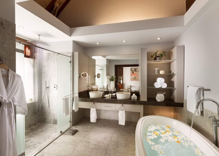 subtiles-tahiti-moorea-hotel-hilton-lagoon-resort-and-spa-17©hilton-moorea Hôtel Hilton Lagoon Resort & Spa 5* à Moorea. Salle de bain d'un Bungalow Deluxe jardin avec piscine privée.