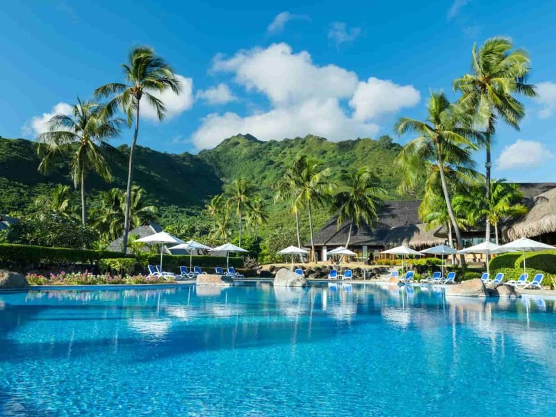 Hôtel Hilton Moorea Lagoon Resort & Spa 5* à Moorea. Vue sur la piscine et la montagne en arrière plan