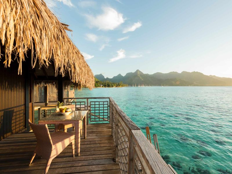 Hôtel Hilton Moorea Lagoon Resort & Spa 5* à Moorea. Vue depuis la terrasse d'un pilotis, sur le lagon et l'île de Moorea en arrière plan.