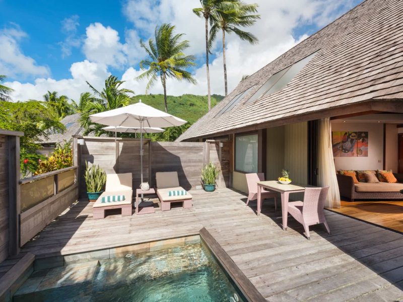 Hôtel Hilton Moorea Lagoon Resort & Spa 5* à Moorea. Vue de l'extérieur d'un bungalow jardin avec piscine privative