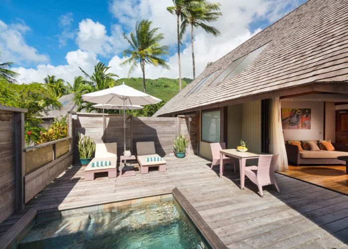 subtiles-tahiti-moorea-hotel-hilton-lagoon-resort-and-spa©hilton-moorea Hôtel Hilton Moorea Lagoon Resort & Spa 5* à Moorea. Vue de l'extérieur d'un bungalow jardin avec piscine privative
