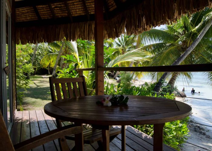 Hôtel Les Tipaniers 2* à Moorea. Terrasse d'un Bungalow Plage avec vue sur le lagon.