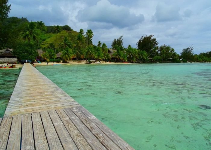 Hôtel Les Tipaniers 2* à Moorea - vue sur le lagon et la plage depuis le bout du ponton.
