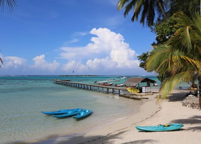 Hôtel Les Tipaniers 2* à Moorea - plage, kayak, et ponton de l'hôtel.