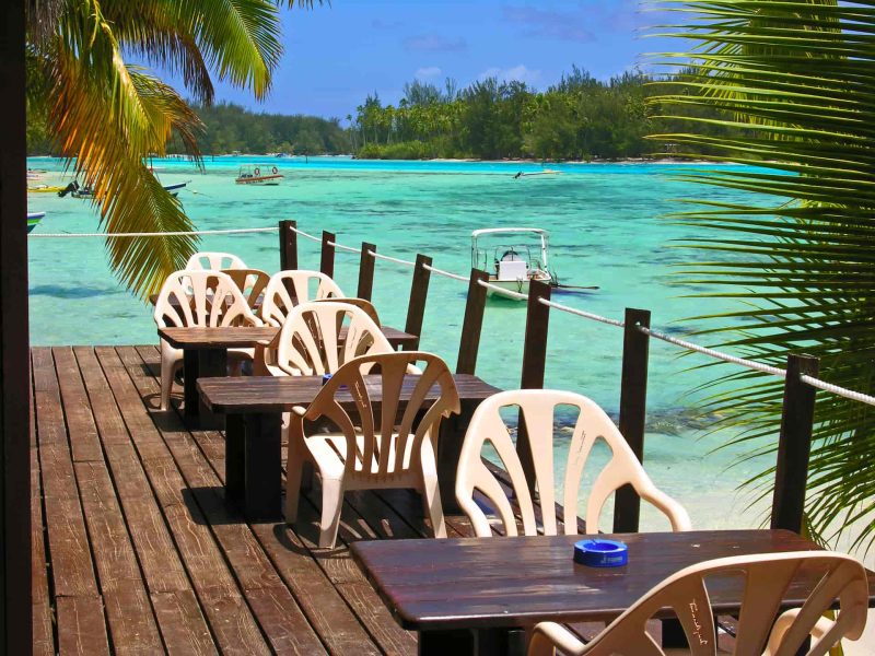 Hôtel Les Tipaniers 2* à Moorea. Vue sur la terrasse du restaurant, lagon et motu