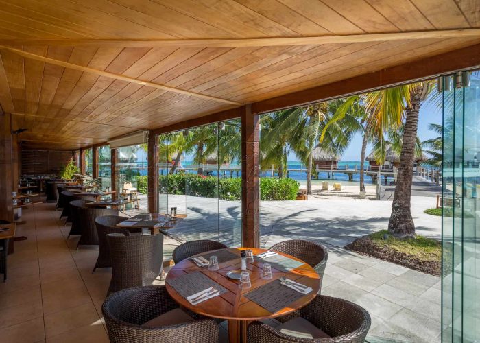 Hôtel Manava Beach Resort & Spa 4* à Moorea. Vue de la terrasse couverte du restaurant, donnant sur le lagon et les bungalows sur pilotis