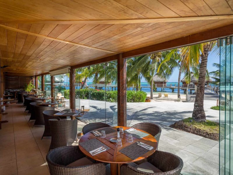 Hôtel Manava Beach Resort & Spa 4* à Moorea. Vue de la terrasse couverte du restaurant, donnant sur le lagon et les bungalows sur pilotis