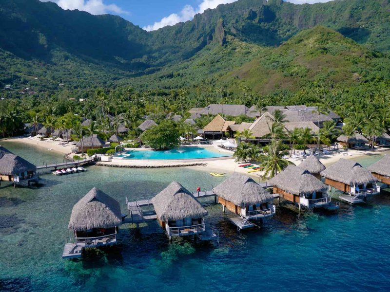 Hôtel Manava Beach Resort & Spa 4* à Moorea - Vue générale bungalow premium sur pilotis, piscine et montagne