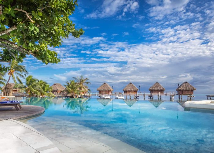 Hôtel Manava Beach Resort & Spa 4* à Moorea. Vue sur la piscine et les bungalows sur pilotis.