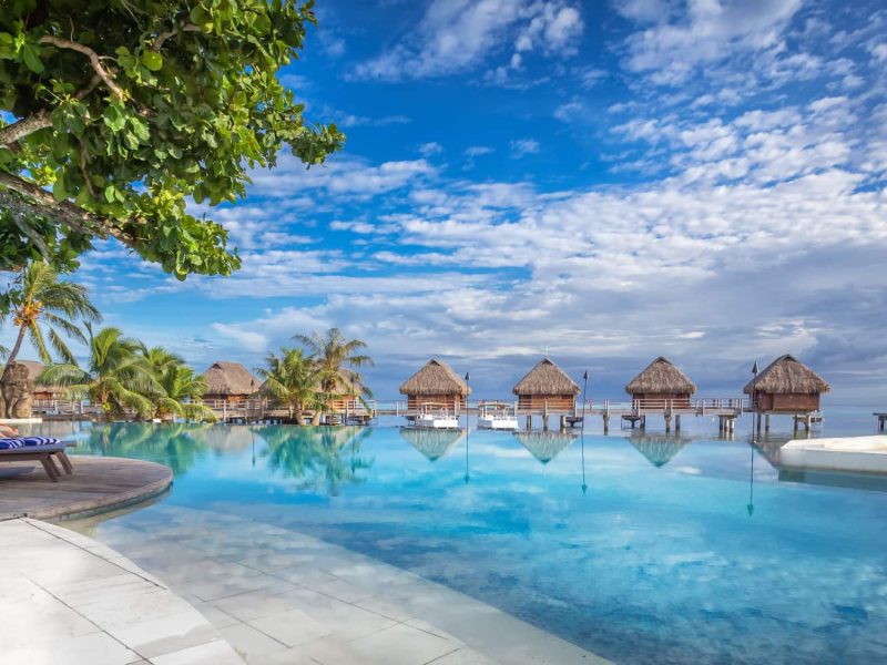 Hôtel Manava Beach Resort & Spa 4* à Moorea. Vue sur la piscine et les bungalows sur pilotis.