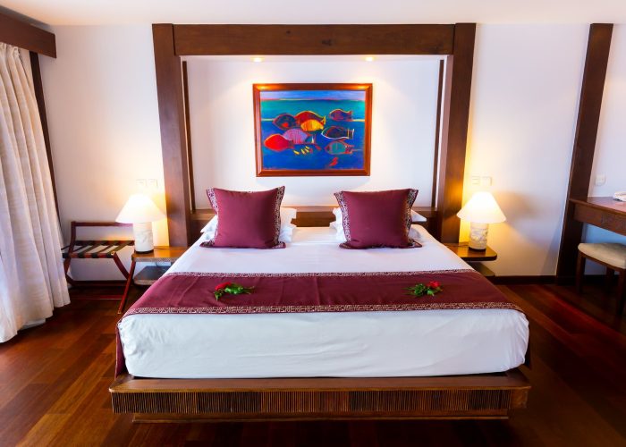 Hôtel Manava Beach Resort & Spa 4* à Moorea. Intérieur d'un Bungalow Jardin avec piscine privée. Grand lit double.