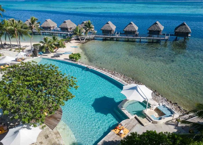 Hôtel Manava Beach Resort & Spa 4* à Moorea - vue aérienne sur la piscine, le lagon turquoise et les pilotis