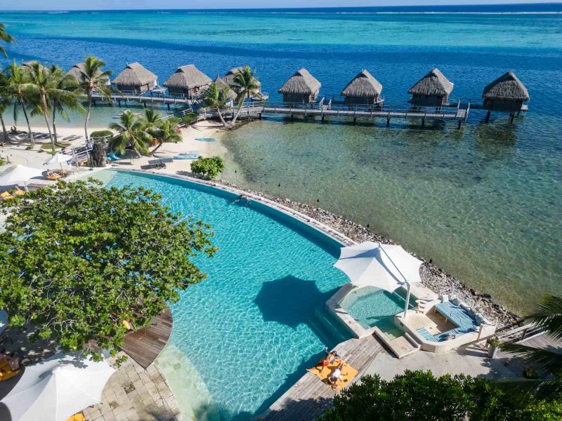 Hôtel Manava Beach Resort & Spa 4* à Moorea - vue aérienne sur la piscine, le lagon turquoise et les pilotis