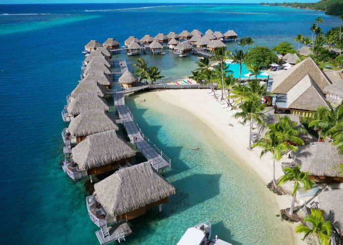 Hôtel Manava Beach Resort & Spa 4* à Moorea. Vue aérienne des Bungalows sur Pilotis, du lagon et sur la piscine de l'hôtel.