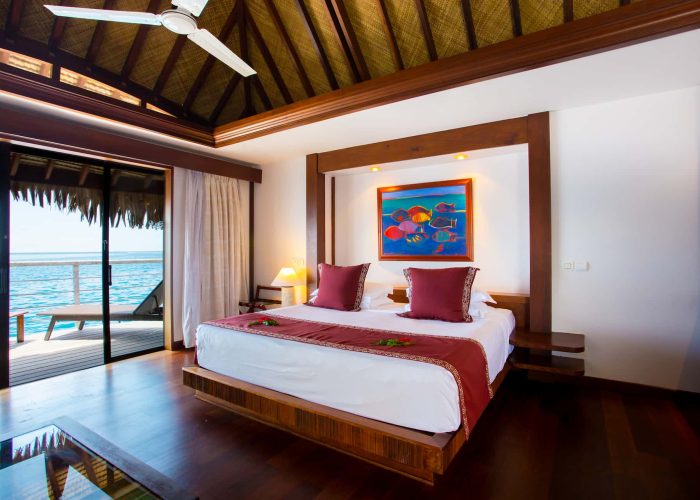 Hôtel Manava Beach Resort & Spa 4* à Moorea. Intérieur d'un Bungalow sur Pilotis, terrasse ouverte et vue sur le lagon.