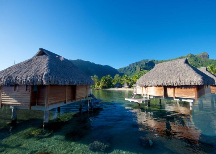 Hôtel Manava Beach Resort & Spa 4* à Moorea. Extérieur d'un bungalow sur Pilotis.