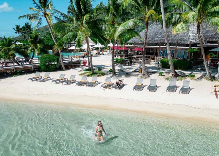 Hôtel Manava Beach Resort & Spa 4* à Moorea. Vue aérienne sur la plage et le lagon. Piscine en arrière plan.