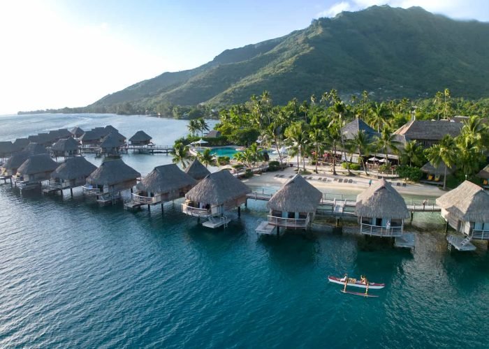 Hôtel Manava Beach Resort & Spa 4* à Moorea - vue aérienne sur les bungalow sur pilotis, montagne en arrière plan.