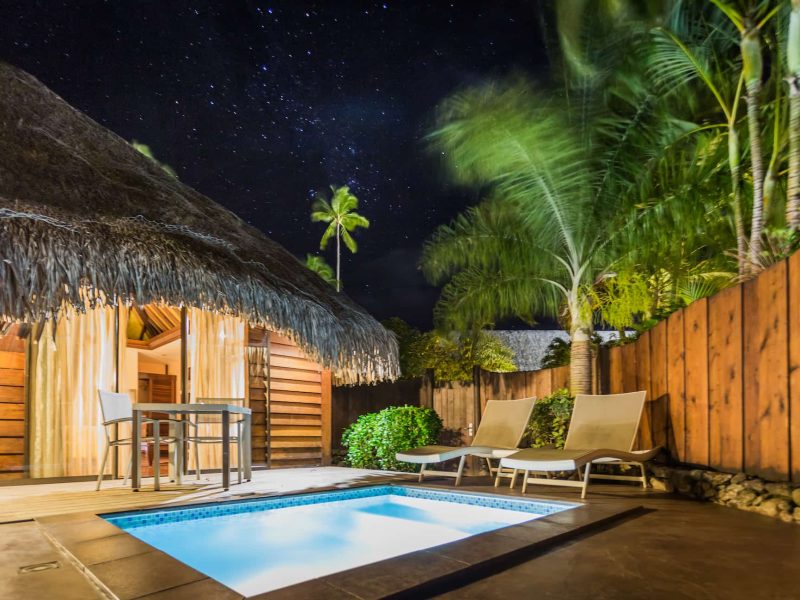 Hôtel Manava beach Resort 4* - vue extérieure de nuit d'un bungalow jardin avec piscine privée