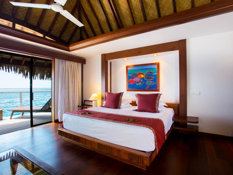 Hôtel Manava Beach Resort 4* à Moorea - vue intérieure d'un bungalow premium sur pilotis