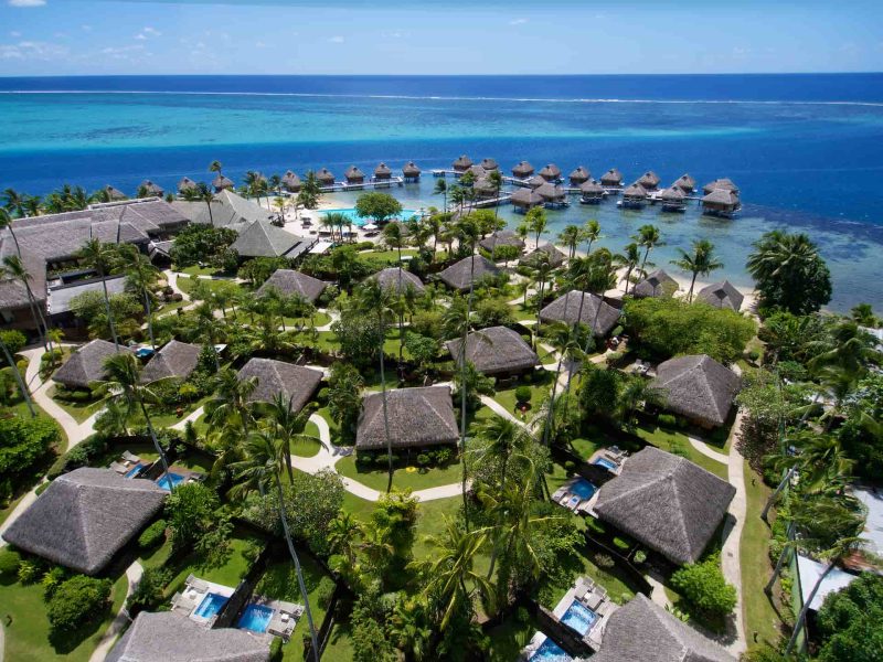 Hôtel Manava Beach Resort 4* à Moorea - vue aérienne générale avec bungalows jardin, bungalows sur pilotis et lagon en arrière plan