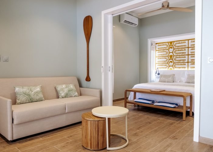 Hôtel Niu Beach à Moorea - intérieur d'un. bungalow jardin.