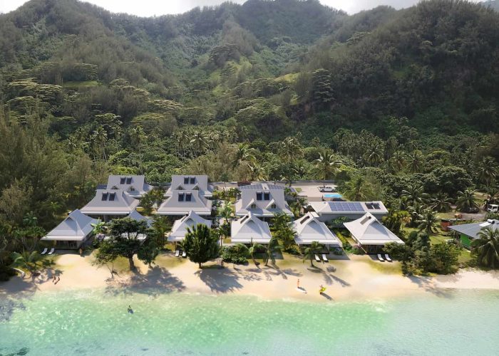 Hôtel Niu Beach Moorea - vue aérienne générale sur la plage et les bungalows avec la montagne de Moorea en arrière plan