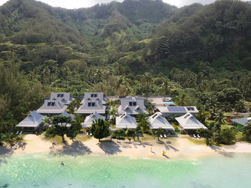 Hôtel Niu Beach Moorea - vue aérienne générale sur la plage et les bungalows avec la montagne de Moorea en arrière plan