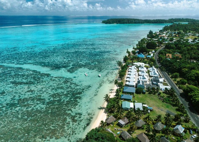 Hôtel Niu Beach à Moorea. Vue aérienne générale sur l'hôtel et le lagon turquoise.