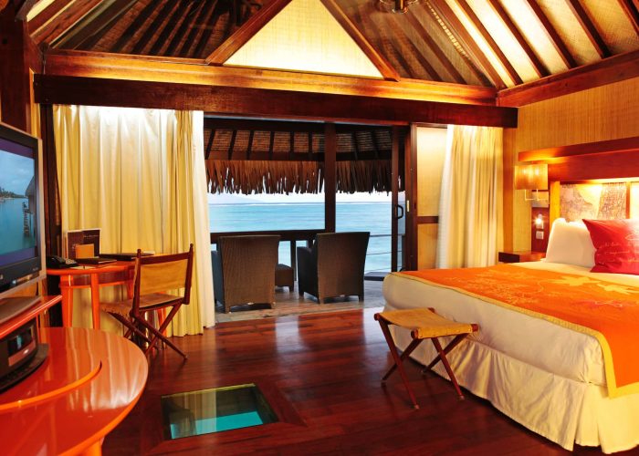 Hôtel Sofitel Kia Ora Beach Resort 5* à Moorea. Intérieur d'un bungalow supérieur sur pilotis.