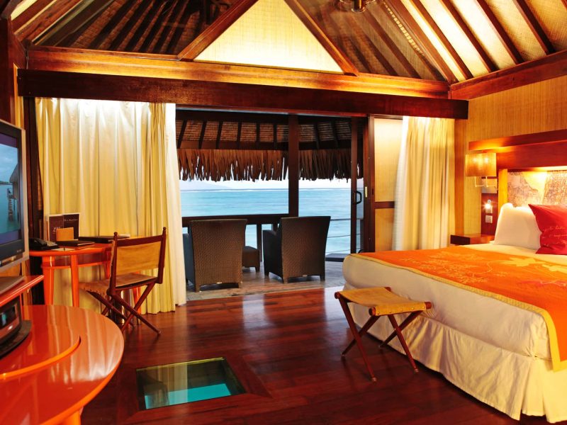 Hôtel Sofitel Kia Ora Beach Resort 5* à Moorea. Intérieur d'un bungalow supérieur sur pilotis.