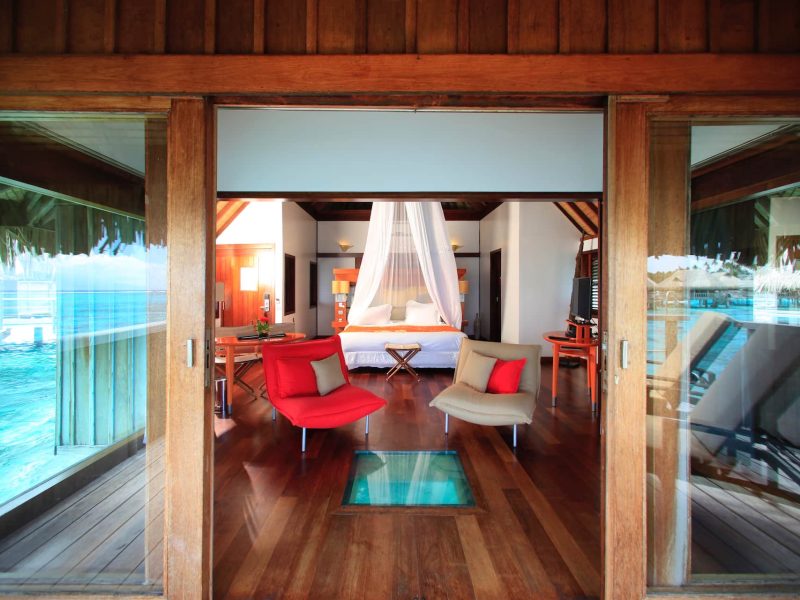 Hôtel Sofitel Kia Ora Beach Resorts 5* à Moorea. Intérieur d'un Bungalow sur Pilotis Luxury, avec plancher à fond de verre.