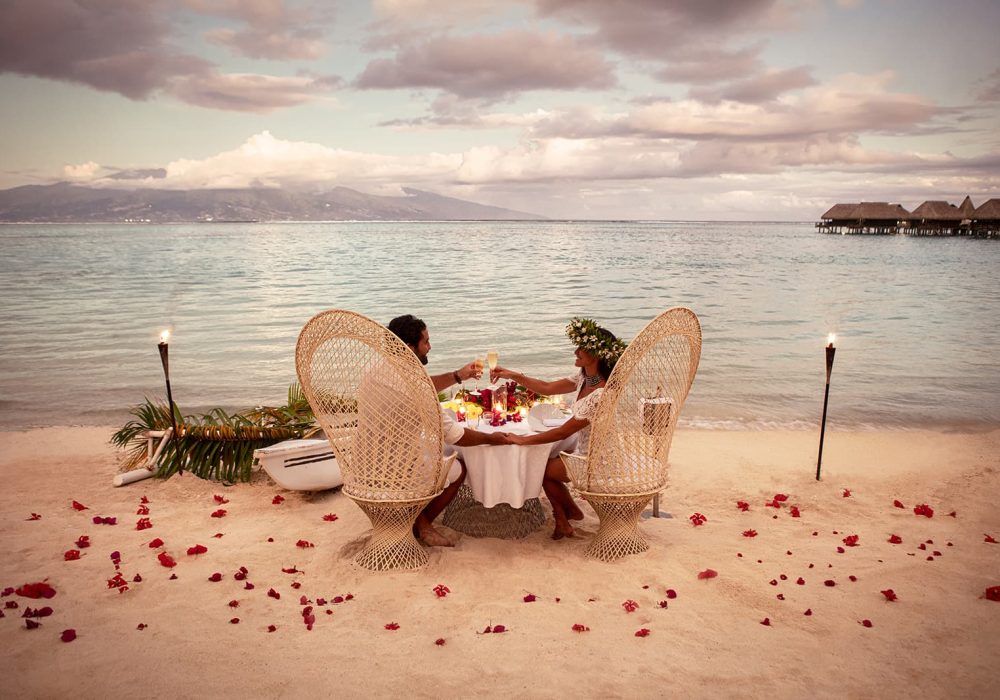 couple face au lagon pour un dîner romantique sur la plage de l'Hôtel Sofitel Kia Ora 5*