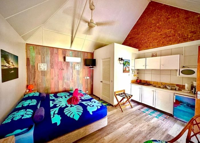 Pension Linareva Beach Resort à Moorea. Vue de l'intérieur d'un Studio Jardin.