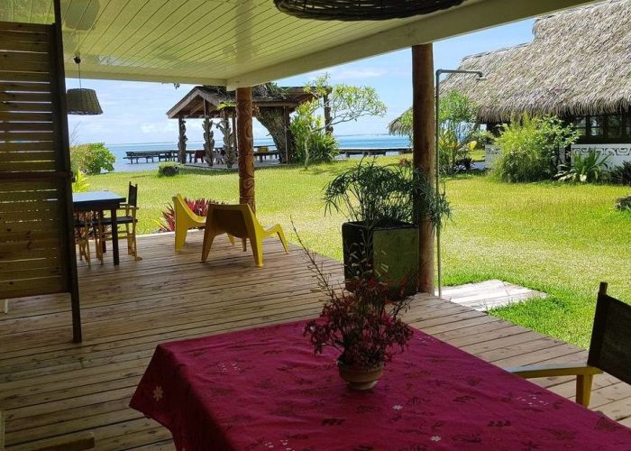 Pension Linareva Moorea Beach Resort à Moorea. Vue sur le jardin depuis la terrasse d'un studio jardin.