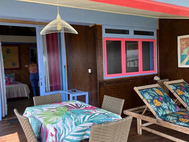 Pension Linareva Moorea Beach Resort à Moorea. Terrasse meublée d'une Suite Plage.