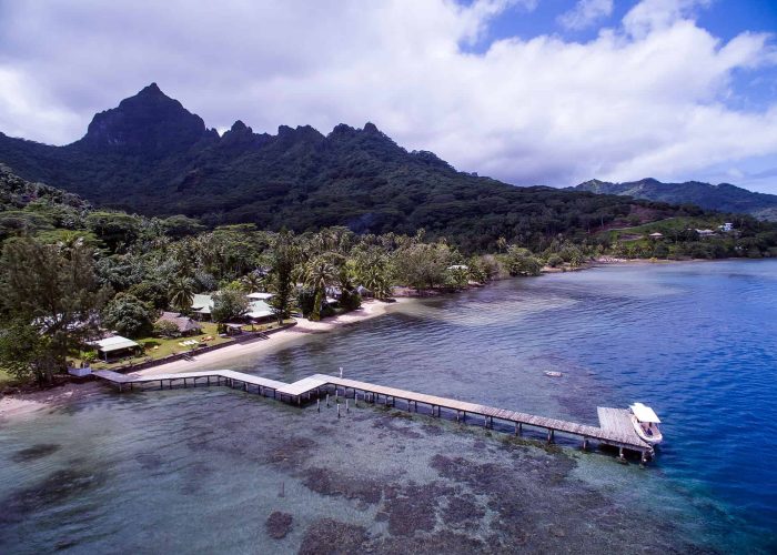 Pension Linareva Moorea Beach Resort à Moorea. Vue aérienne générale et la pension et son ponton. Montagnes de Moorea en arrière plan.